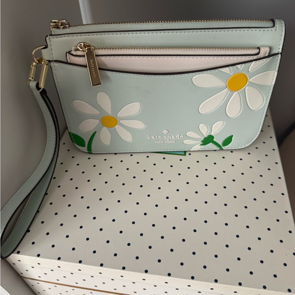Kate Spade Day tripper Daisy Floral wristlet